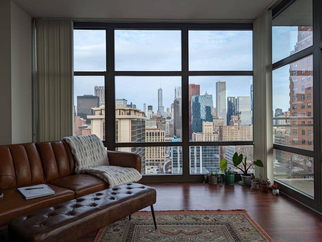 Bedroom available 
in the loop