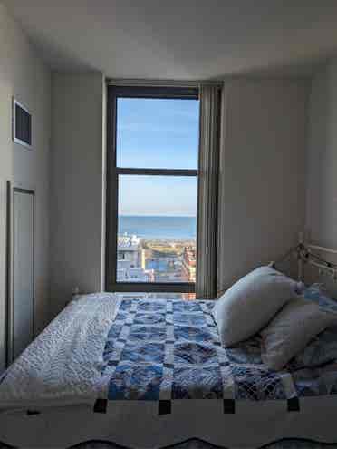 Bedroom available 
in the loop