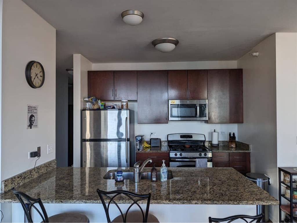 Bedroom available 
in the loop
