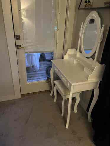 Queen furnished bedroom