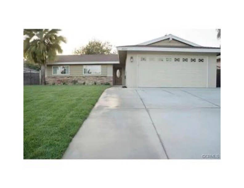 A furnished room to rent in a house