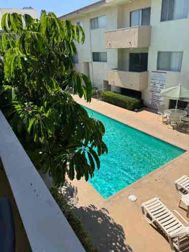 Looking 4 a girl-roomi only Encino