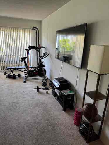 Looking 4 a girl-roomi only Encino