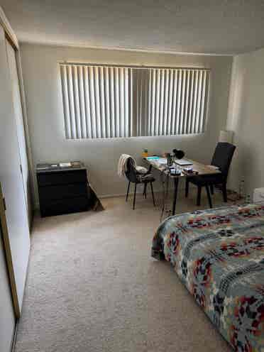 Looking 4 a girl-roomi only Encino