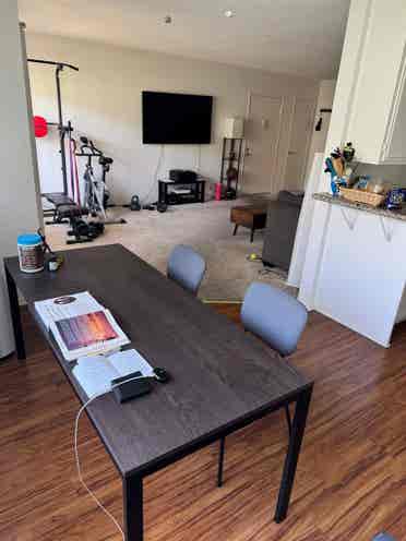 Looking 4 a girl-roomi only Encino