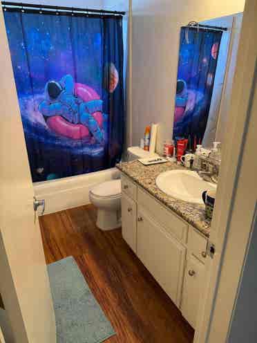 Looking 4 a girl-roomi only Encino