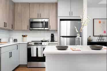Lease avail: Private room/bathroom