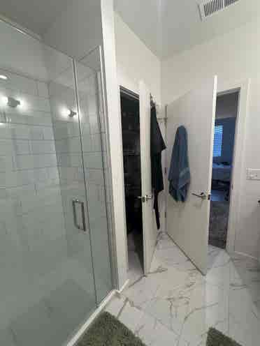 Lease avail: Private room/bathroom