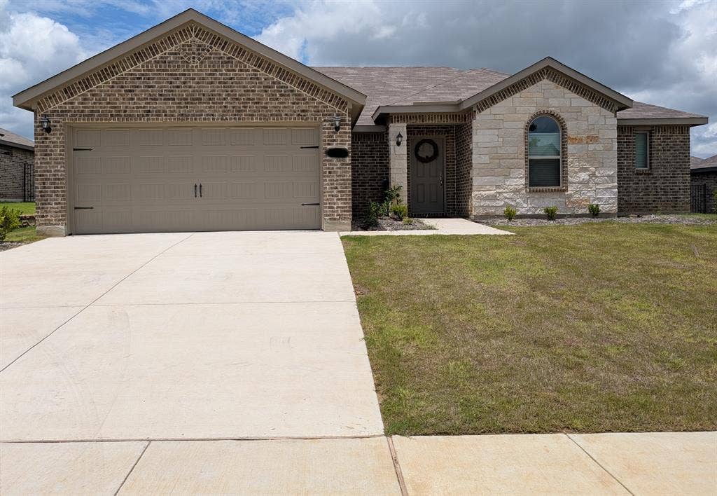 Beautiful home located in Burleson