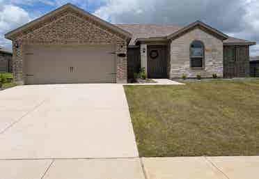 Beautiful home located in Burleson