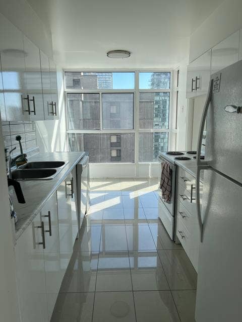 1 bed in spacious yorkville condo