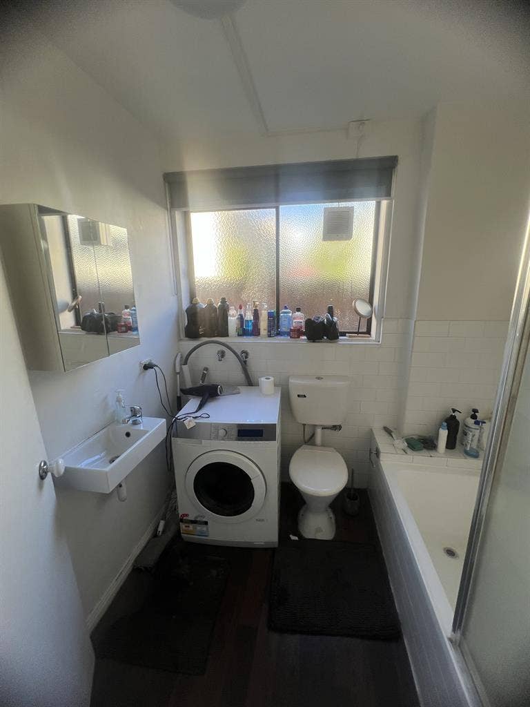 I am looking for a housemate.