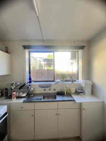 I am looking for a housemate.
