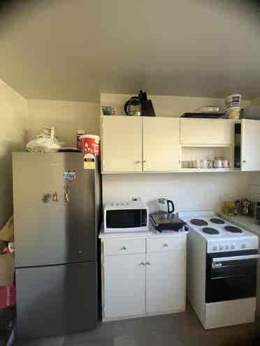 I am looking for a housemate.