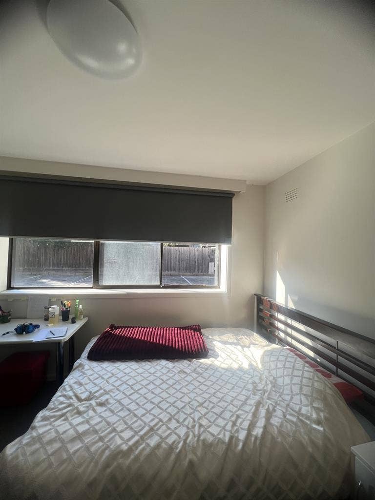 I am looking for a housemate.