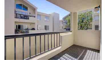 Roomate - the Met Woodland Hills