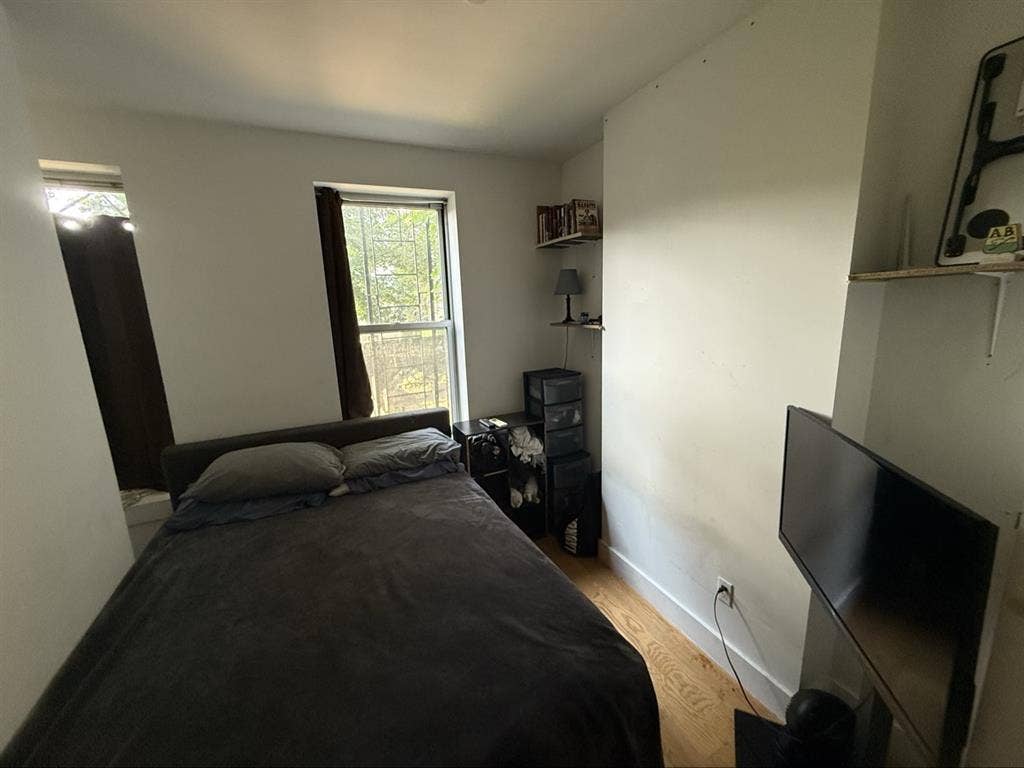 1 private Room in a cozy 2B apt