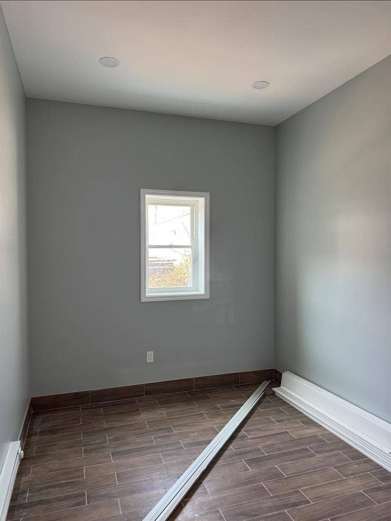 3 large bedrooms in valley stream