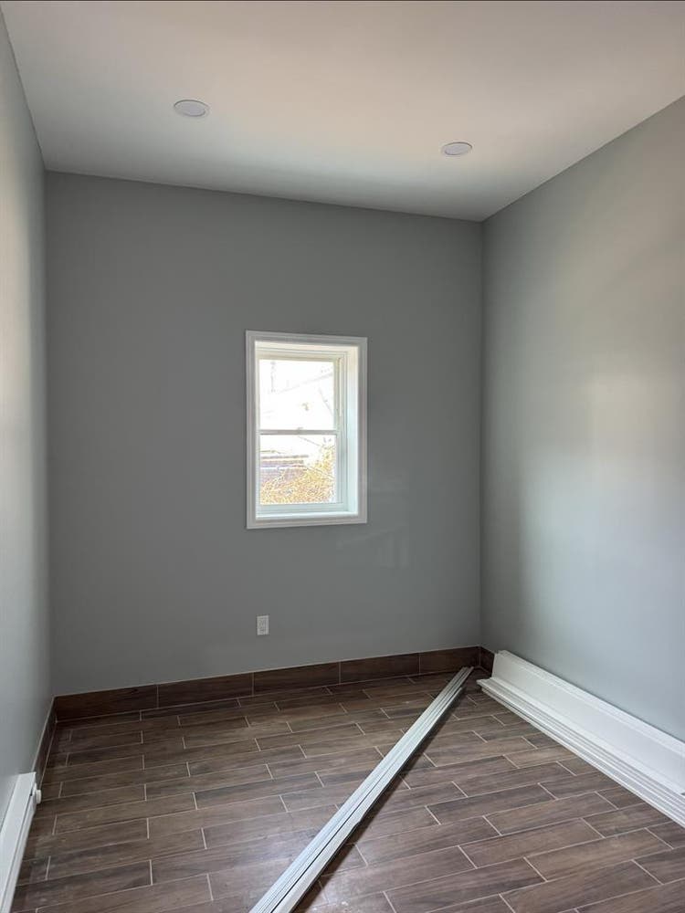 3 large bedrooms in valley stream