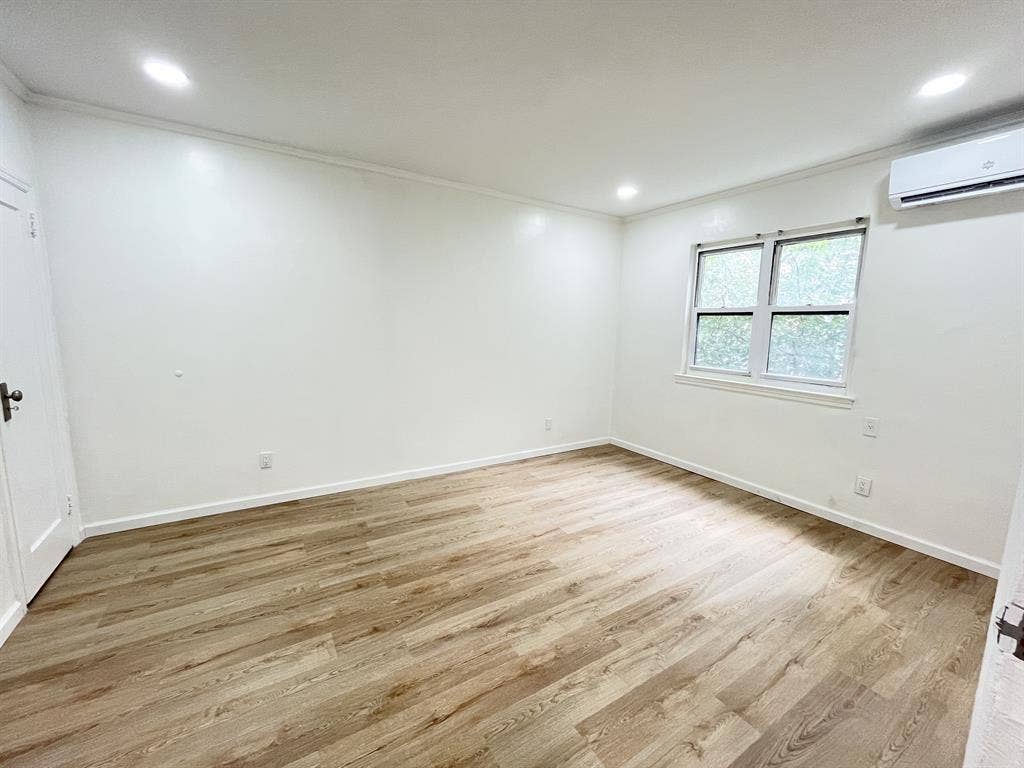 Sunnyside - Looking for Suitemate