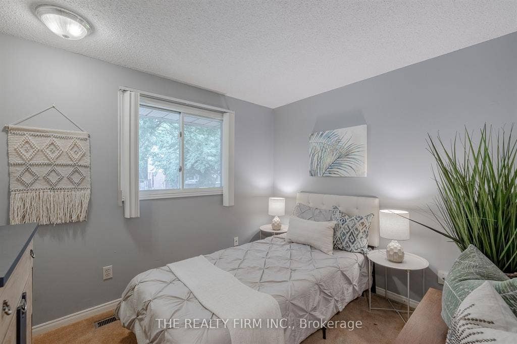 5-Br Detached Home Near Western U