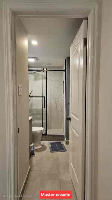 5-Br Detached Home Near Western U