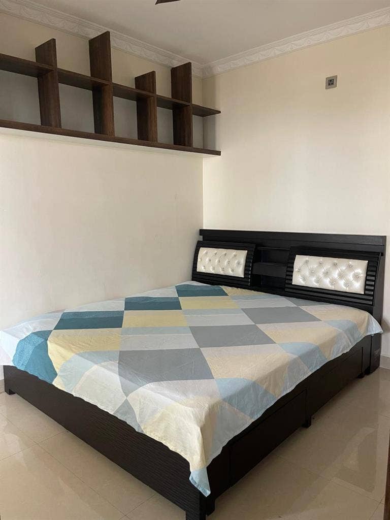 Looking for female roommate