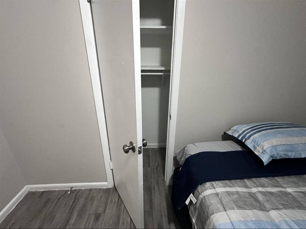 LOOKING FOR FEMALE ROOMATE