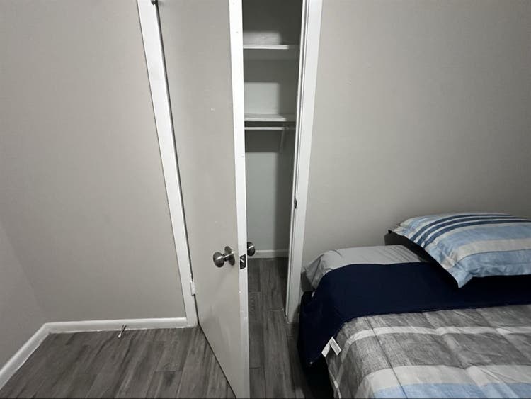 comfy  room FREE WIFI no deposit