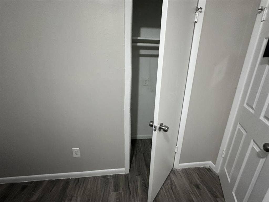 LOOKING FOR FEMALE ROOMATE