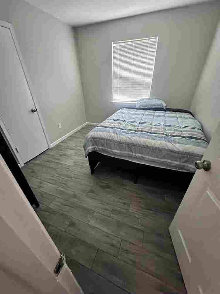 comfy  room FREE WIFI no deposit