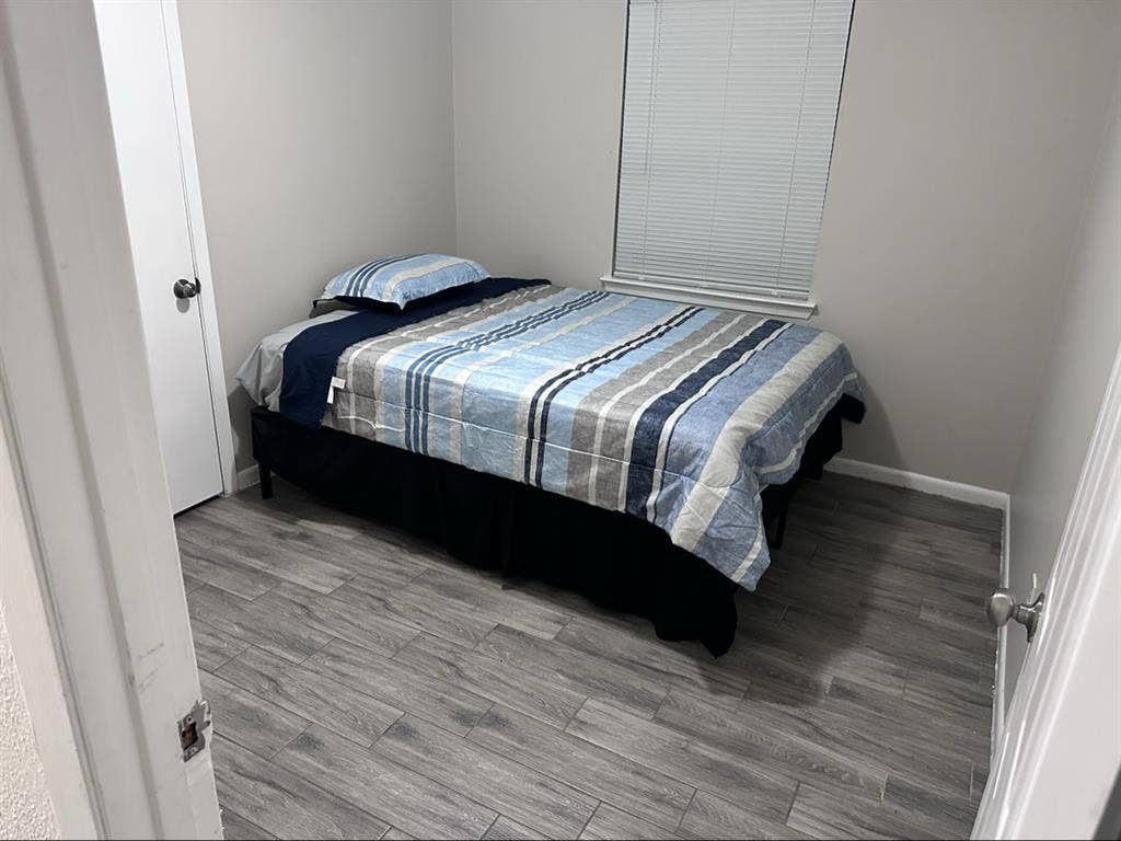 LOOKING FOR FEMALE ROOMATE