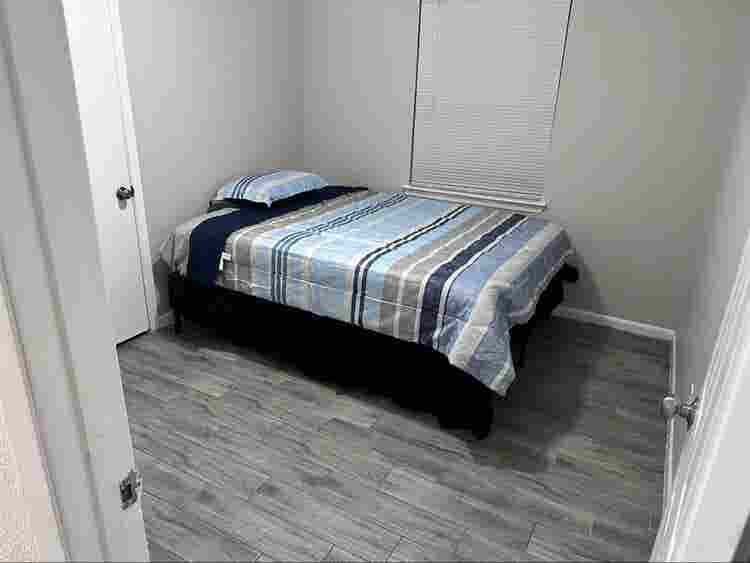 comfy  room FREE WIFI no deposit