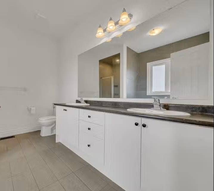 Master Bedroom Room For Rent