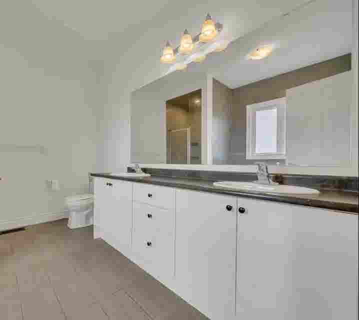 Master Bedroom Room For Rent