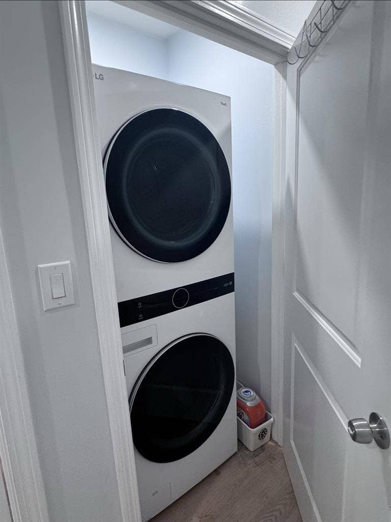 Looking for a Working Roommate