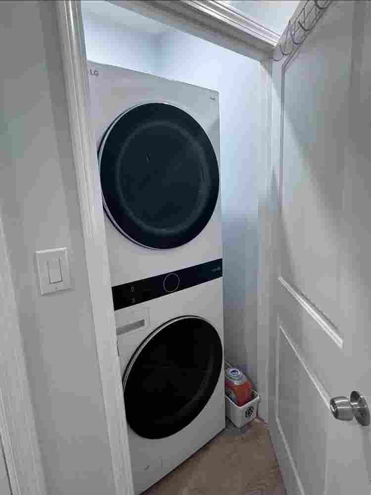 Looking for a Working Roommate