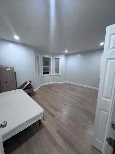 Looking for a Working Roommate