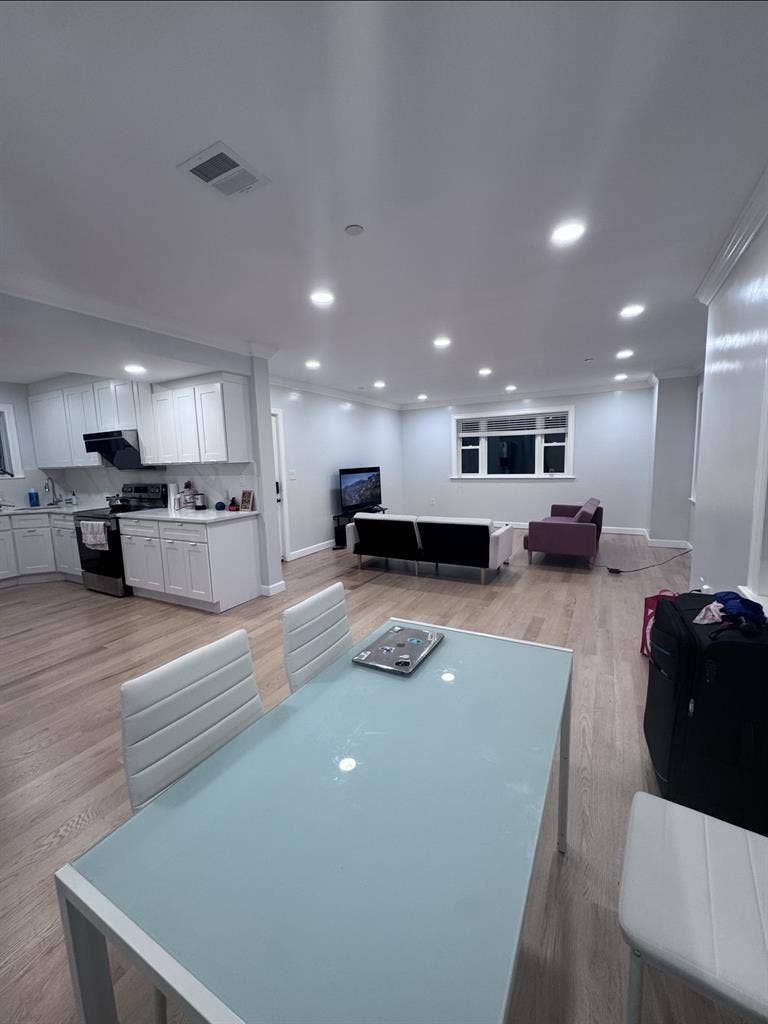 Looking for a Working Roommate