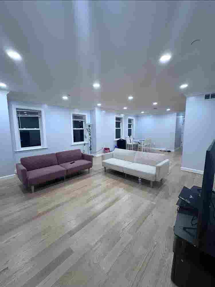 Looking for a Working Roommate