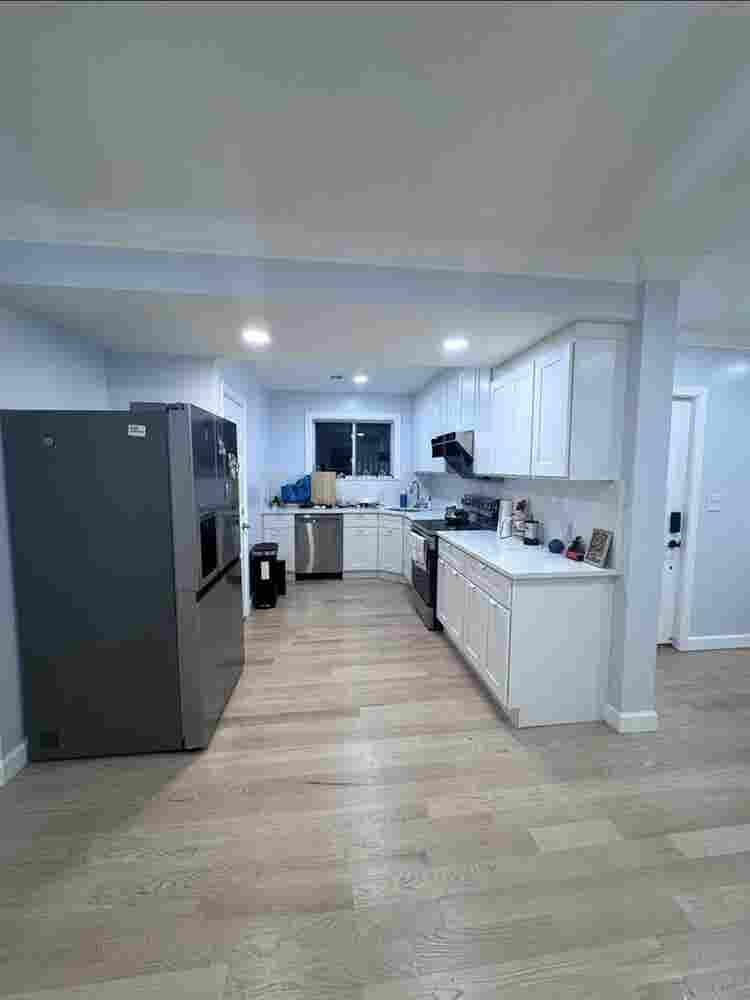 Looking for a Working Roommate