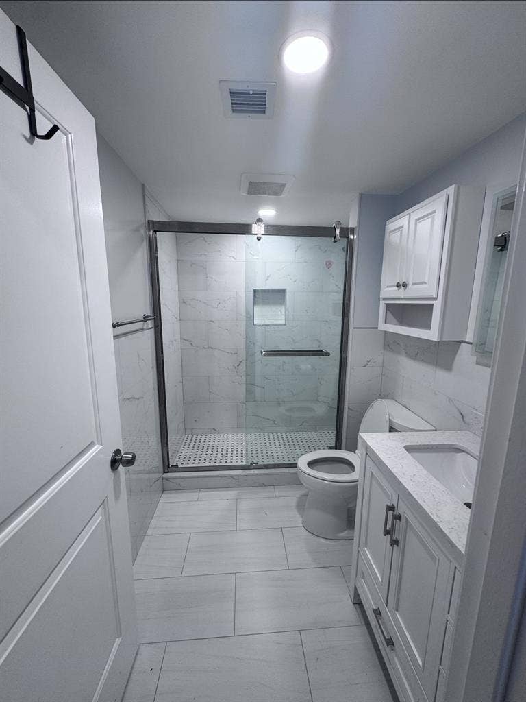 Looking for a Working Roommate