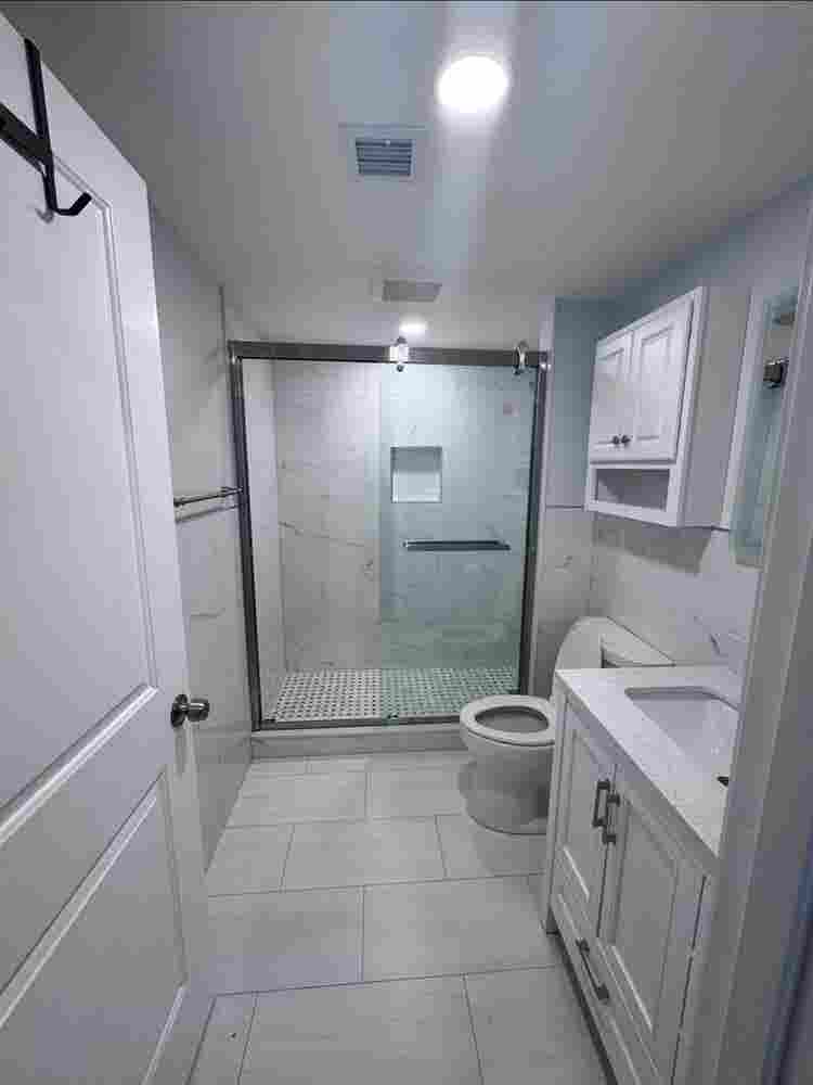 Looking for a Working Roommate