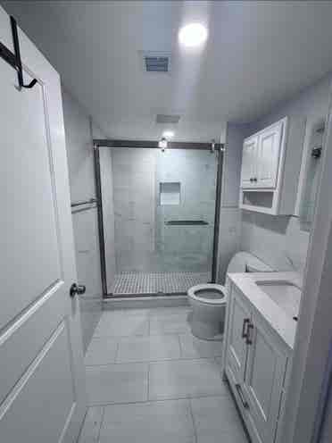 Looking for a Working Roommate