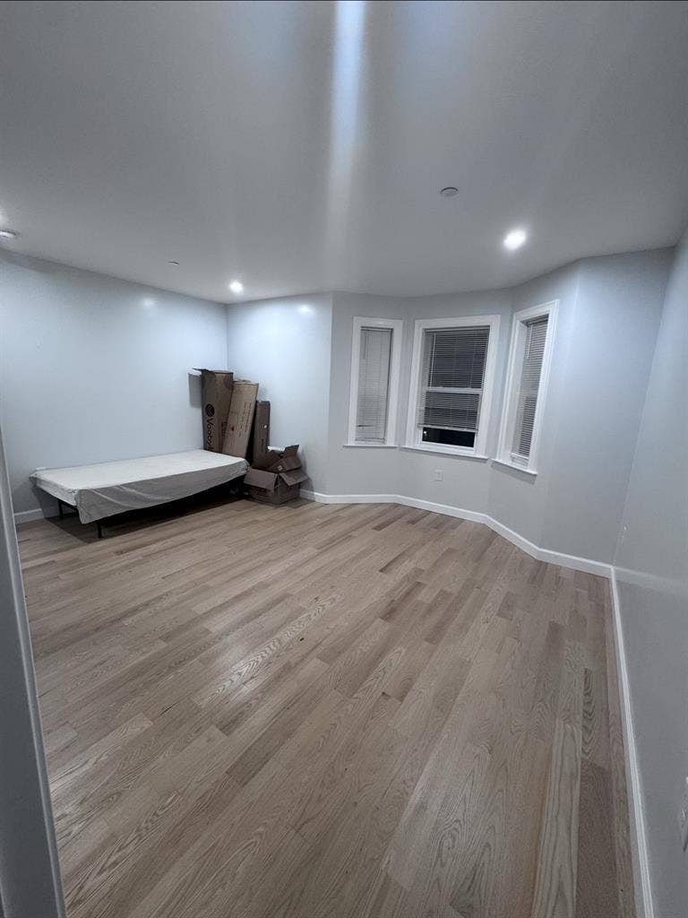 Looking for a Working Roommate