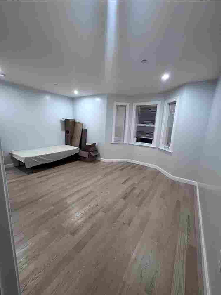 Looking for a Working Roommate