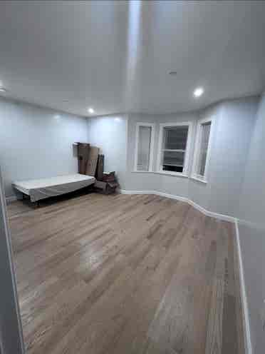 Looking for a Working Roommate