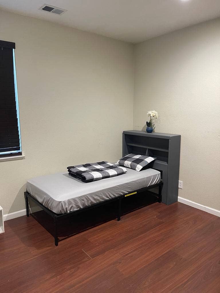 Clean Room for Rent