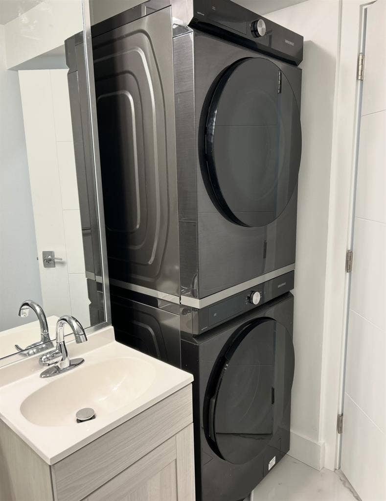 Looking for roomate