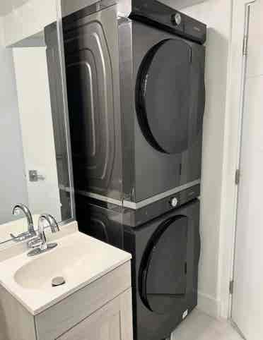 Looking for roomate